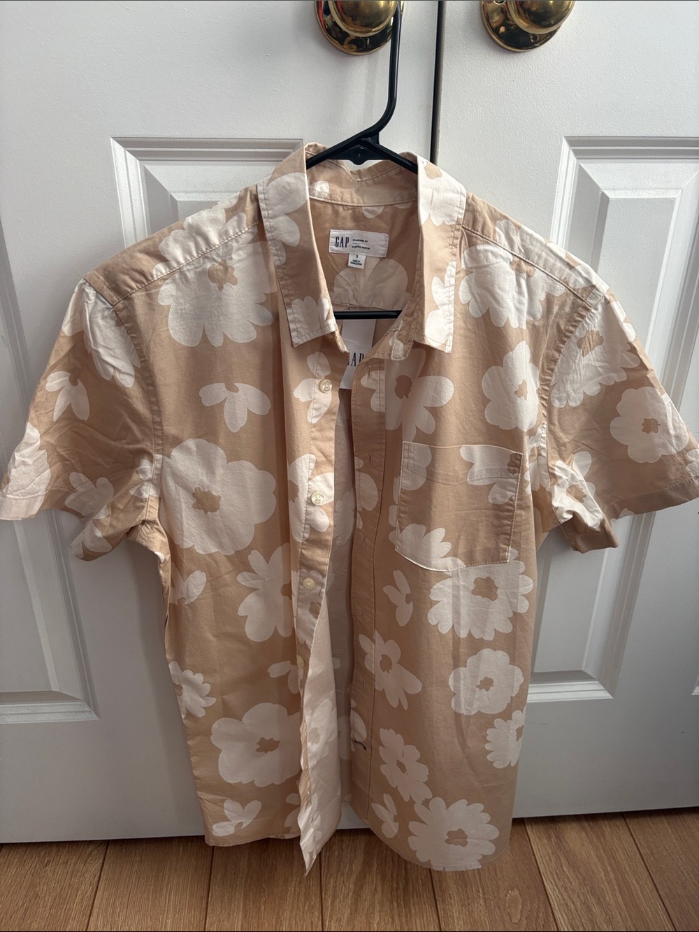 GAP Beige Short-Sleeve Floral Button-Up Shirt
